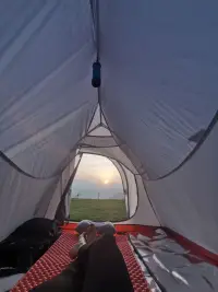 太陽光如果四散照射，會讓你覺得稍有點溫暖
但如果用一把放大鏡，通過某種方式聚焦，它便能生火燃燒。配圖