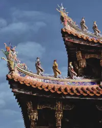 愤怒：是为了自我保护而攻击别人！

高情商的人：
遇到自己愤怒，了解自己为什么而愤怒生气（往往是自己有所期待，而事情/对方未能按照自己的期待前行，强烈想要改变现状），所以与其生气，不如想想如何扭转现状、让期待变成现实。

遇到别人愤怒，了解TA为什么而生气（往往是TA有所期待，而事情未能按照TA的期待前行，TA强烈想要改变现状），对TA的期待表示理解和认同，然后再提出解决方案，来扭转现状，达成TA的期待。配图