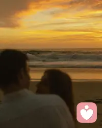 1.擁抱產生多巴胺，帶來幸福感。
2.擁抱有助于釋放血清素和催產素，減少壓力。
在2015年卡內基梅隆大學的一項研究中發現，和重要的人經常擁抱，可以帶來壓力緩沖效果，釋放催產素，把壓力減少到1/3，可以有效緩解壓力和壓力所引起的疾病。配圖