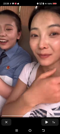 你如那池塘中初開的蓮花，將我從寒冬拉到了盛夏
我明明知道一切都是假，??心里對你還是放心不下配圖