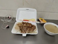 不開心了！就把胃填滿??，心臟在旁邊就不會空落落！”配圖