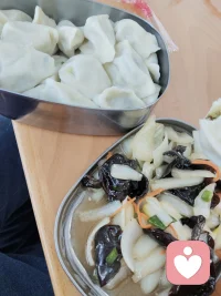 更殊胜的是，2025 年冬至（农历乙巳年冬月初二，干支甲子）恰逢天赦日，成就 “圣诞 + 冬至 + 天赦” 三吉重合之局，实为百年难遇的福泽良机。配图