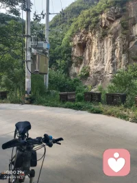 整句曲则全，枉则直，洼则盈，敝则新，少则得，多则惑逐句白话解读：
 
1. 曲则全：懂得迂回退让，反而能保全自身、周全事态。
2. 枉则直：看似弯曲低头，终能顺势走得坦荡正直。
3. 洼则盈：像低洼之地，才能汇聚水流、变得充盈。
4. 敝则新：旧的事物褪去，新的生机自会到来。
5. 少则得：所求简约，反而更容易有所收获。
6. 多则惑：贪求繁杂，内心就会陷入迷茫混乱。
 
整体核心：为人处世不必争强、贪多，懂得守拙、取舍、包容，才是长久之道。😊配图