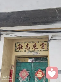 李小龙经典语录
 
1. 清空你的杯子，方能再行注满，空无以求全。
2. 不要思考，去感受，就像手指指向月亮，别盯着手指，否则你会错过整片月色。
3. 水无形无状，倒入杯中便是杯的形状，倒进瓶中便是瓶的形状，水能流动，亦能冲击，像水一样吧，我的朋友。
4. 我不怕练一万种腿法的对手，只怕把一种腿法练一万次的人。
5. 修行无关招式，只为打磨内心，战胜自我才是真正的强大。
6. 生活本身就是不断流动、不断变化的，如果你固守旧的观念，就会被现实困住。
7. 所谓武术，不过是真诚地表达自我，不带伪装，不存保留。
8. 恐惧是思想的产物，放下杂念，恐惧自然消散。
9. 目标不一定需要达成，它有时只是指引我们向前的方向。
10. 人与人之间最大的隔阂，是自我设限。配图