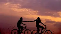 堅定信念，如石鑄心，成功之音悄然響起，不請自來，敲響命運之門，揭開輝煌篇章。配圖