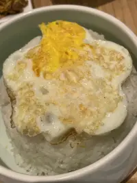 內耗是意識層面的決策糾結。大腦是個懶家伙，它喜歡熟悉的東西，厭惡冒險。于是，面對現實，大腦自動化選擇過去經驗，屏蔽現實風險。所以，內耗沒有好壞之分，僅代表大腦的評估過程。換個角度，內耗恰恰意味大腦有積極反應的一面。
     應對方法：從社會標準、道德規則（超我）角度，評估想法可行性。去行動，身體代表潛意識，行動就是潛意識的外化。配圖