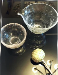 書架上隨機(jī)選了一本，杯子隨機(jī)茶也隨機(jī)。人生的松弛感是自己給的噠。配圖