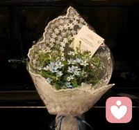 人生就是一場自證預言的實現。預言就是你對自己產生的念頭、信念、和對自己的評判。
  信念指導了人的行動，行動促成了一個結果。結果會返回來去印證這些信念，強調它，加深它，信念會推動下一次行動，繼續顯化為其他結果，繼續循環印證。因而，如果一個人持有對自己負面的信念，那么很有可能這個念頭的因最終會成為決定他人生的“果”，就像海明威在26歲時，就認為自己會像自己父親一樣自殺，最終在61歲時，他就走向了和父親相同的道路。
  改變自己從來都不只在結果上和行動上，而是在信念上。每一個念頭的看見，放下，轉身，都會釋放出新的聲音，帶來新的結果。配圖