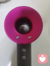 跟了我將近十年的吹風機罷工了，斑駁了、舊了也該退休了～轉念一想正好借此機會送自己一個新吧～也不錯～配圖