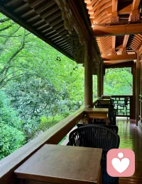 ?搞好人際關(guān)系最好的方法，不是請(qǐng)客吃飯，而是價(jià)值交換。你在和人交往的過程中，要傳遞出你的情感和態(tài)度，展現(xiàn)出情感共鳴，你既要讓人感到被理解和尊重，也要表達(dá)真實(shí)的你。
?為了避免在不值得的人身上投入讓自己內(nèi)耗，你要雕琢自己，然后篩選和你磁場(chǎng)想同的人，然后表達(dá)出真實(shí)的情感，做到彼此理解和尊重。配圖