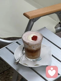 ?真正情緒穩定的人，不是沒有情緒、不釋放情緒，而是能夠不被情緒帶偏。
情緒作為一系列主觀體驗的統稱，是多種行為、感受、思維綜合產生的身心狀態。一個情緒不穩定的人，行為、感受、思維三方面中，必然有一方面出了問題。
而真正的情緒穩定，也包含這三方面的穩定：
?第一，情緒表層穩定。
情緒表層，也就是情緒出現之后，我們用什么行為來表達。
?第二，情緒核心穩定。
情緒核心，就是我們對情緒的感受。
?第三，情緒機制穩定。
情緒機制，就是情緒涌現時，我們想了什么。積極思考解決情緒的辦法，就是比較穩定的情緒機制。配圖