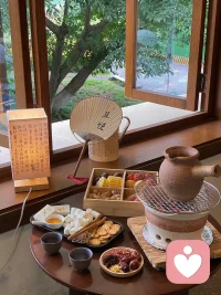 围炉煮茶话寒冬，且慢。配图