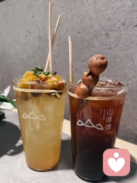 ?《蛤蟆先生去看心理醫生》
初次“被帶到”心理咨詢師蒼鷺面前，蛤蟆無感地呆坐著，蒼鷺看著他，等待著。這讓蛤蟆很不解，本想來聽聽蒼鷺怎么說，沒想到等來的是沉默。不快的感受，讓蛤蟆哭了起來。蒼鷺問：“你能告訴我為什么來這兒嗎？”蛤蟆說：“我來這兒，是他們讓我來的。”“那么，誰是我的來訪者？是你，還是他們，誰來支付費用？？”蒼鷺問。這個問題，讓蛤蟆既困惑，又憤怒，抑郁這么久，他頭一次感到憤怒。其實，蒼鷺是想激發蛤蟆自己尋求改變的意愿。
?正如蒼鷺所說，心理咨詢向來是一個自發的過程，咨詢師和來訪者雙方都得出于自愿。因為為咨詢負責的只能是自己。?配圖