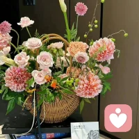 ❤唱歌对健康好处多
1、改善认知功能
2、缓解疲劳
3、锻炼吞咽功能
4、防止声带老化
5、调节呼吸系统
6、调节情绪
稳定的吐纳能安定情绪，唱歌时只要选择自己最想唱的那首，即是符合心情的歌，将想抒发的感受倾泻出来，跟着平缓的音乐做深呼吸，有助舒缓烦闷。
7、提高心肺功能
由于唱歌是用腹式呼吸，可以带动横膈肌上下频繁运动，相当于“体内按摩”，能有效强化心肺功能。配图