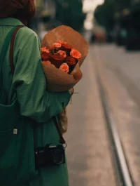 ?其實(shí)人本質(zhì)上都是一個人活著，
孤獨(dú)本是人生常態(tài)，
你介意了，它就是孤獨(dú)，
你享受了，它就是自由，
隨心而活，知足常樂，順其自然，
就是人生的最高境界。配圖