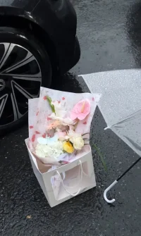 你的愛好不一定非要有用，也不需要非得用它來賺錢，你甚至不需要很擅長它，你的愛好甚至可以只是在紙上亂涂亂畫，但它是你偶爾跳出現(xiàn)實世界的一把梯子，它能幫你度過今天，它能在生活的一地雞毛里拉你一把，這就足夠了。配圖