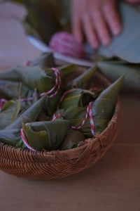 人生本就沒有步步為營這回事，都是在不停的試錯中成長起來的。犯過幾次錯，偷過幾次懶，甚至錯過幾次機會，都不足以讓你從此一蹶不振，所以你也大可不必為此憂心忡忡。端午安康。?配圖