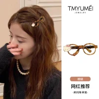 什么是情感漠視呢。

它跟冷暴力很像，但是它比冷暴力更無(wú)聲更可怕，比如從來(lái)不會(huì)主動(dòng)分享自己的生活，但是你發(fā)起了話題他也會(huì)回復(fù)。

不會(huì)記住大小節(jié)日，也不期待和你有什么浪漫的約會(huì)，但是如果你要求他也會(huì)去做，不會(huì)關(guān)心你是否病了餓了，但是你生氣他也會(huì)立馬跟你道歉。

他好像在大部分時(shí)間里確實(shí)做了他應(yīng)該做的事，但是，你就是能感受到那份若有若無(wú)的冷漠和距離感，并不會(huì)隨著相處時(shí)間越久而消失。

于是你費(fèi)盡心思讓他證明他愛你，可當(dāng)他真正問(wèn)你哪里做的不好的時(shí)候，你就像一拳頭打在了棉花上，但是又說(shuō)不出來(lái)到底是哪里不好，時(shí)間久了就變成你太作太情緒化，你自己的需求太多，你失去了自我，這種接二連三的否定就會(huì)讓你真的懷疑難過(guò)，真的是我自己錯(cuò)了嗎？

他好像沒(méi)做錯(cuò)什么，但是和他在一起真的讓人很難過(guò)配圖