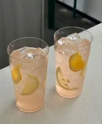 其实人生的容错率超乎你的想象。讲真，没有什么过不去的坎。比如，小学时候你忘记带作业了，是不是当时你觉得那是天大的事，这辈子都完蛋了。人生很多事都如此。