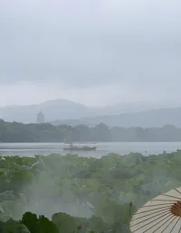 梅雨季節帶來的福利，煙雨西湖，絕美。配圖