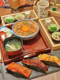 送你一朵小红花
开在你昨天新长的枝桠
奖励你有勇气
主动来和我说话
