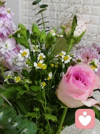 ❤️一年四季中，我唯独偏爱秋天，因为喜欢穿着宽大的卫衣，闻着空气中弥漫着淡淡的桂花香，随意披散着的头发，微微凉的微风吹在脸上，没有夏日的燥热，肆意的踩着树叶，声音特别清脆又好听，有一种说不出口的随性，可以懒懒散散随随便便地活着。❤️