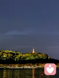 ❤️心理咨询最深层的力量从来不是“说服”，而是：你终于不需要躲藏。这个空间允许你：难过、愤怒、脆弱、不懂、讲错、陷入沉默......你慢慢会感受到：“原来我并不是一个麻烦。”
“原来有人愿意理解我。”
“原来我不是那么糟糕。”
这种体验，会带来人格层面的修复。它比任何一句大道理都更有力量。配图