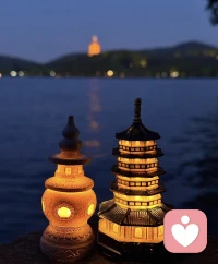 ❤️其实，在社会里摸爬滚打越久，越会体会到一个事实：人是不得已才合群的，在这个人挤人的世界，你能买到最贵的东西就是人和人之间的距离，钱的最大功能不是消费，而是用来买安静和不被定义的人生。❤️配图