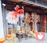 期末考试结束了，请爸爸妈妈们：
❌ 不因一次考试失误，否定孩子的全部。
❌ 不因一个阶段落后，断言孩子的未来。
✅ 把暂时的“不完美”，看作成长的独特肌理
就像那个曾被定义为“失败”的孩子——
也许他解题慢，但善于观察
也许他成绩平，但温暖善良
也许他常犯错，但敢于尝试
教育的本质不是烧制标准件
而是发现每件作品独有的生命力
请告诉孩子：
“你只是这次没做对题，
不是做错了人；
只是暂时榜上无名，
不是脚下无路。”
当我们学会用窑火的眼光看成长：
裂缝里会透进光，
残缺处能生诗意，
所有的经历都会成为生命坚实的基底。配图