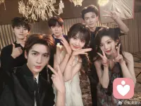 ❤️追星的快乐本质上是一种自我滋养。我们在追星的过程中，满足了情感需求，找到了精神动力，建立了社交连接，也释放了创造力。它是一种健康的爱好，只要在理性的范围内，这束遥远的光，就能真切地照亮我们的现实生活。
❤️简单来说，追星的快乐主要来自以下几个方面：
1. 精神寄托与情感共鸣
2. 自我投射与理想自我
3. 同好社交与归属感
4. 生活中的“甜味剂”与期待感
 5. 付出的快乐与价值感
6. 纯粹的审美愉悦。这一点最直接。看到赏心悦目的脸庞、完美的舞台表现，大脑会直接分泌多巴胺。这种对美的欣赏和追求，这是人的本能。配图