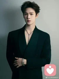 ❤️追星的快乐本质上是一种自我滋养。我们在追星的过程中，满足了情感需求，找到了精神动力，建立了社交连接，也释放了创造力。它是一种健康的爱好，只要在理性的范围内，这束遥远的光，就能真切地照亮我们的现实生活。
❤️简单来说，追星的快乐主要来自以下几个方面：
1. 精神寄托与情感共鸣
2. 自我投射与理想自我
3. 同好社交与归属感
4. 生活中的“甜味剂”与期待感
 5. 付出的快乐与价值感
6. 纯粹的审美愉悦。这一点最直接。看到赏心悦目的脸庞、完美的舞台表现，大脑会直接分泌多巴胺。这种对美的欣赏和追求，这是人的本能。配图