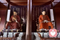 ❤️钱王放弃了一个王朝，却换来了整个杭州的春天❤️❤️身处吴越之地，怎么能不看这部呢。确实前几集对普通观众并不友好。五代十国——这段在教科书上被压缩成不到两百字的混乱时期，政权更迭之频繁、人物关系之庞杂，足以让任何编剧头疼。《太平年》的开篇像是把观众直接扔进了人物连连看的考场，各方势力走马灯似的登场，半文白对白更是把观剧门槛直接拉满。有观众调侃“没文化真的有点看不懂”。
❤️所谓的太平盛世，不是什么高深的政治理想，而是“想饮太平年间一碗热酒”的人间烟火。
❤️陌上花开，可缓缓归矣。千年前，钱弘俶以王权换太平；千年后，我们常饮太平年间这碗酒，更当思其来之不易。配图