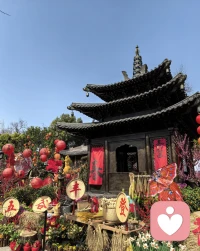 ❤️钱王放弃了一个王朝，却换来了整个杭州的春天❤️❤️身处吴越之地，怎么能不看这部呢。确实前几集对普通观众并不友好。五代十国——这段在教科书上被压缩成不到两百字的混乱时期，政权更迭之频繁、人物关系之庞杂，足以让任何编剧头疼。《太平年》的开篇像是把观众直接扔进了人物连连看的考场，各方势力走马灯似的登场，半文白对白更是把观剧门槛直接拉满。有观众调侃“没文化真的有点看不懂”。
❤️所谓的太平盛世，不是什么高深的政治理想，而是“想饮太平年间一碗热酒”的人间烟火。
❤️陌上花开，可缓缓归矣。千年前，钱弘俶以王权换太平；千年后，我们常饮太平年间这碗酒，更当思其来之不易。配图