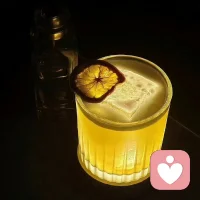 认认真真的犯了很多错，精打细算欠了很多债，掏心掏肺结了很多仇，不明不白吃了很多亏。
摆不烂，卷不赢，躺不平。
当我们把这碗夹生饭每一次咽不下去强咽，每一次又在奔溃后默默自愈，进退无力感几乎溢出了屏幕，这就是成年人的世界。配图