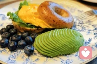 ❤️从一个人和食物的关系中，就能看出一个人的状态。一个人能松弛地吃东西，也意味着他能够轻松自在地做自己。而这，也是一个人非常好的状态。
❤️我们要学会轻松地对待自己，每天好好吃饭，这也是一种幸福。配图