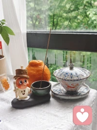 雨天，那就点一根香，喝茶、听歌、静心。❤️生活无非就是见招拆招，别怕，每个人都会找到属于自己的位置的。❤️配图