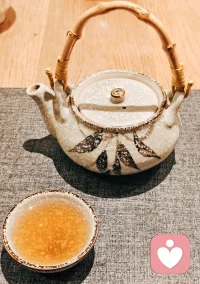 ❤️大多数人都没有见过世面，有些人去过欧洲，在埃菲尔铁塔下拍了几张照片，就觉得见过世面，有些人去过米其林餐厅，住过七星级酒店，就觉得高贵。其实那只是见到了钱的样子而已。
❤️所谓的世面，就是世界的方方面面。是我们走过很多的路，见过很多人，经历过很多事情，也经历过人生的困顿和低谷，从此以后啊！你既能看南怀瑾的哲学，又能跟农民伯伯聊聊收成，既能穿着香奈儿参加晚宴，又能撸起袖子开心的吃大排档。
❤️见天地才知敬畏，所以谦卑，见众生才知悲悯，所以宽容，见自己才知人性，所以豁达，当真正能理解善待接纳每一个人的不同，尊重每一只井里的青蛙和秋后的蚂蚱时，这才是真正的见过世面。配图