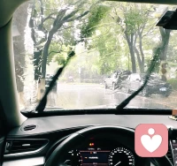 被一场大雨困在车里了，那就安心等雨停，听一首歌吧。❤️配图