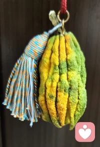 灯下黑，是所有人都有的认知死角。
站得越近的东西越看不见。
你能看清别人的问题，看不清自己的；
你能看见五年前的自己有多糊涂，
但看不见现在的自己还在哪里糊涂。