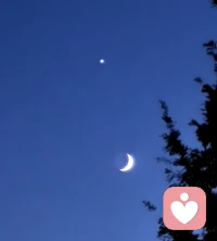 总是匆匆赶路，记得偶尔也抬头看看天。今晚的星月相伴，看到了吗。❤️配图