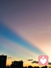 今晚的天空未免太美。极光+一颗非常闪亮的星。