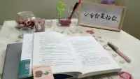羅森塔爾效應是一種社會心理效應，指對一個人傳遞積極的期望，就會使他進步得更快，發展得更好。反之，向一個人傳遞消極的期望則會使人自暴自棄，放棄努力。

老師夸一個學生寫字整齊，讓其他同學都像他學習。以后這個學生在寫作業的時候會特別注意。為人父母同樣如此，需要去發現孩子的優點并告訴孩子，鼓勵他將揚長避短，將優勢發揮到最大！
早安吉祥！配圖