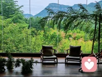 生活不全是利益，更多的是相互成就，彼此溫暖。人生所有的驚喜和好運，都是你積累的善良和人品，愛出者愛返，福往者福來。人與人之間的關系一定是敬于才華，合于性格，久于善良，終于人品。
開始讓人舒服的，一定是言語；后來讓人舒服的，一定是人品。配圖