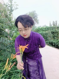 楊絳說:“真正能給你撐腰的，是豐富的知識儲備，足夠的經(jīng)濟基礎(chǔ)，持續(xù)的情緒穩(wěn)定，可控的生活節(jié)奏，和那個打不敗的自己。以后的日子去多長點本事，多看世界，多走些路，把時間花在正事上，變成自己打心底喜歡的人?！????配圖