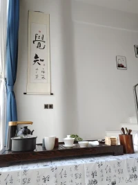 每個人的內心都渴望著未來的美好生活，于是在心底暗暗的制定了許多的目標，但總有做的不好不完美的時候，或者達不到預期的期望。于是，就開啟了自我焦慮，自我懷疑的狀態。人生走的每一步路，都在決定著你未來的方向。與其浪費時間和精力去擔憂未來，不如靜下心來把現在的事情做好。配圖