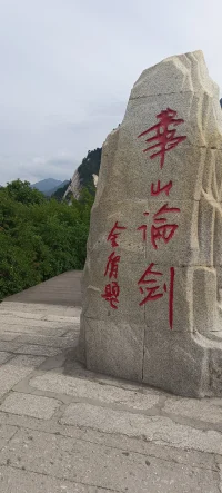 活著活著就明白了，跟任何人較勁，都是在消耗自己，當無法溝通時就放棄溝通，人和人相處的原則是，我們不同，但都沒有錯。不必強求別人完全理解自己。
思想不在一個高度，尊重就好
三觀不在一個層次，微笑就好
不要和重要的人，計較不重要的事
也不要和不重要的人，計較重要的事，你的人品是你最好的運氣，你的心態是你最好的風水配圖