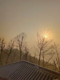 【人生不必满分，不偏科就好】
10岁时想要满分答卷，20岁时渴望爱情永恒，30岁时希望婚姻幸福，40岁想着事业有成，50岁时或许会发现，人生没什么不可放下。每个阶段都有该撞的南墙和应得的礼物。
既然不能事事顺，也就不必千千结