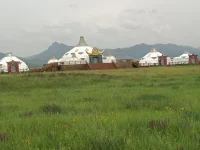 每个人都是大千世界的一粒尘埃，不必在意，可以笑得开怀也可以哭的坦率