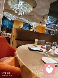 【什么是宜家效应】
：人们会高估自己投入劳动、情感、精力去制作/参与完成的事物，哪怕它客观质量一般。
你费尽心血去“改造”一个人，哪怕他渣得明明白白，你还是觉得他“本质不坏”，觉得他是你的“独家限量版”。

这就叫——宜家效应。
说白了，就是我们太容易爱上那个“拼命付出的自己”配图