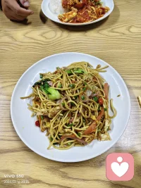 关于情绪稳定
你以为情绪稳定是永远不生气、不崩溃
错了，那是压抑，不是稳定
真正的心稳，是无惧
对未知，允许一切发生
像大地承接雨水
遇事便解事，事过则翻篇
桥自会浮现，路已在脚下
真正的心稳是无悔
对过往，全然接纳选择
不回头怨怼，不深夜懊悔
发生过，即合理
不惧将来汹涌，不悔昨日选择
这份坦然，
才是真正的自由与强大！配图